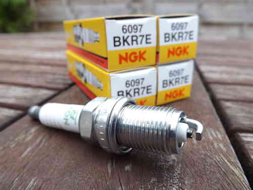 NGK BKR7E Spark plugs set of 4